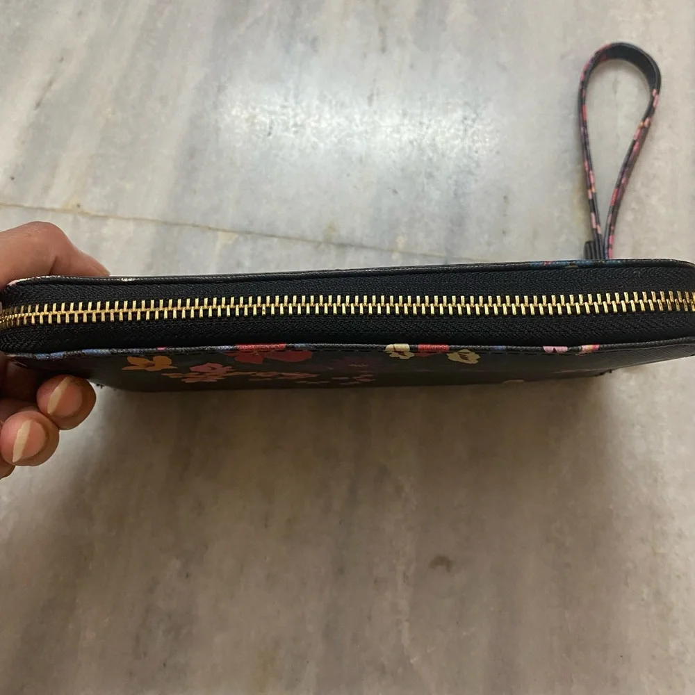Brand new never used, steve madden bigger
size wrist wallet - Picture 4 of 13